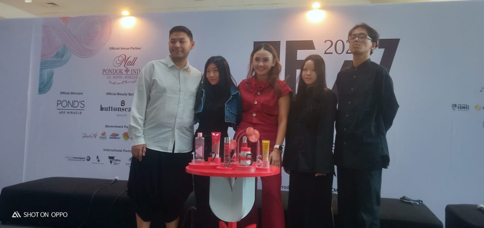 Ini Persembahan Pond’s Age Miracle untuk Dua Desainer Muda Berbakat di Jakarta Fashion Week 2024