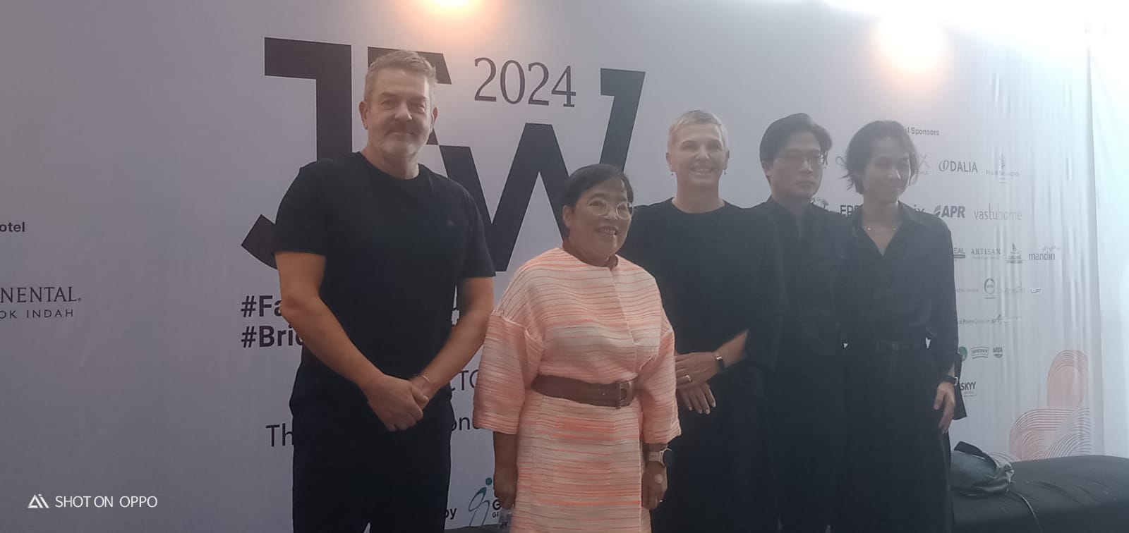 Desainer Australia Meriahkan Peragaan Busana di Jakarta Fashion Week 2024