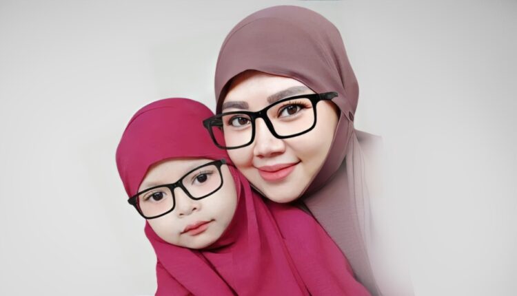 Afiza Ghania bersama bundanya, Tuti Herawati. (Dok. Istimewa)